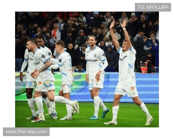 马赛保安与客场球迷互动争议，赛场管理受关注